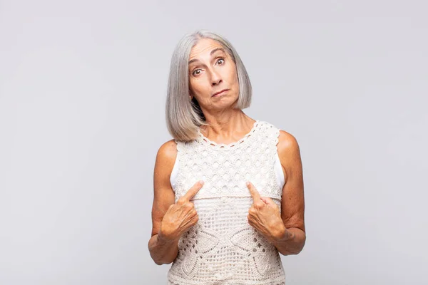 Mujer Pelo Gris Señalándose Misma Con Una Mirada Confusa Cuestionable —  Fotos de Stock