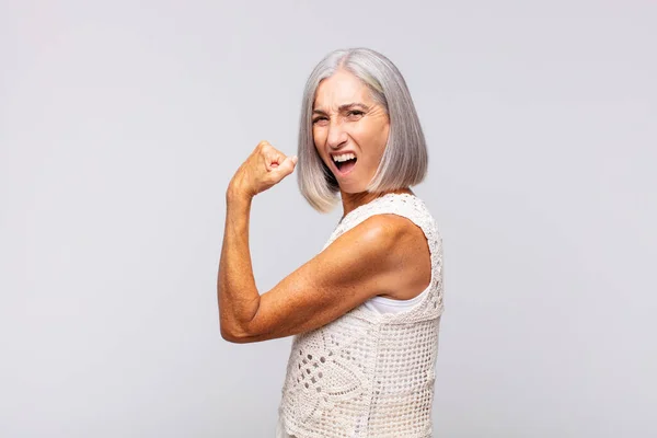 Mujer Pelo Gris Sintiéndose Feliz Satisfecho Poderoso Ajuste Flexible Bíceps — Foto de Stock