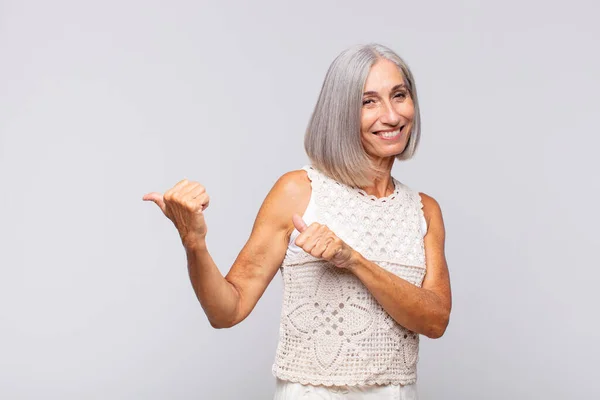 Gray Haired Woman Smiling Cheerfully Casually Pointing Copy Space Side — Stock Photo, Image