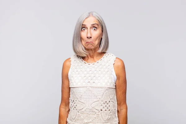 Gri Saçlı Kadın Üzgün Stresli Kötü Bir Sürpriz Yüzünden Üzgün — Stok fotoğraf