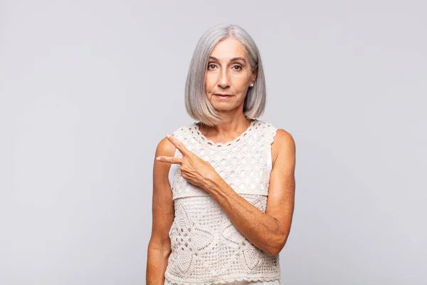 Mulher Cabelos Grisalhos Sentindo Feliz Positivo Bem Sucedido Com Mão — Fotografia de Stock