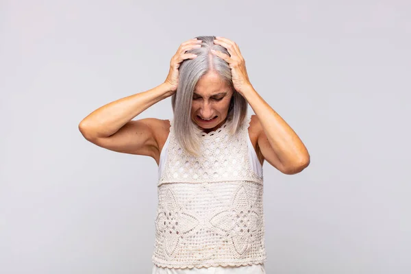 Mujer Canosa Sintiéndose Estresada Frustrada Levantando Las Manos Cabeza Sintiéndose —  Fotos de Stock