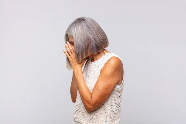 Grijs Harige Vrouw Bedekt Ogen Met Handen Met Een Droevige — Stockfoto