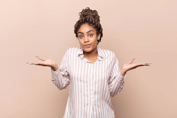 Joven Afro Mujer Sintiéndose Desconcertada Confundida Dudando Ponderando Eligiendo Diferentes —  Fotos de Stock