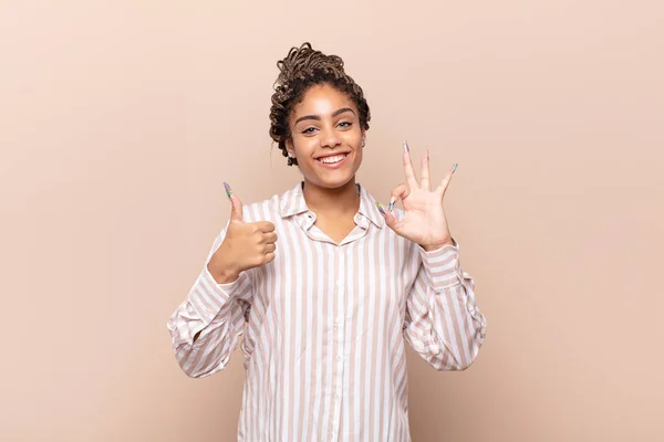 Jovem Afro Mulher Sentindo Feliz Surpreso Satisfeito Surpreso Mostrando Polegares — Fotografia de Stock