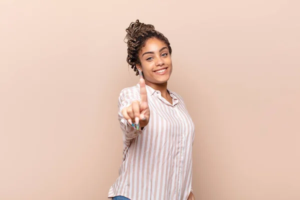 Jonge Afro Vrouw Glimlachend Trots Vol Vertrouwen Nummer Één Triomfantelijk — Stockfoto