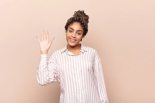 Jonge Afro Vrouw Glimlachend Vrolijk Zwaaiend Met Hand Verwelkomend Groetend — Stockfoto