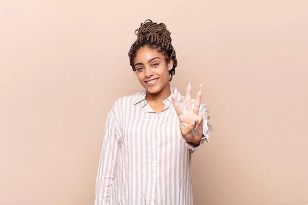 Jonge Afro Vrouw Glimlachend Kijkend Vriendelijk Nummer Drie Derde Tonen — Stockfoto