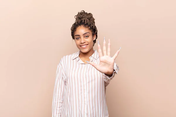 Jonge Afro Vrouw Glimlachend Vriendelijk Uitziend Nummer Vijf Vijfde Met — Stockfoto