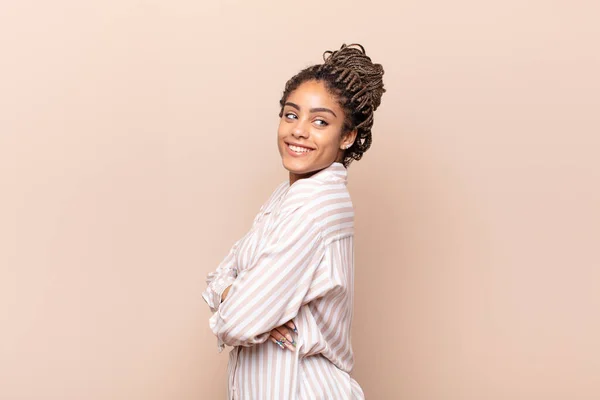 Mladá Afro Žena Radostně Usmívá Cítí Šťastná Spokojená Uvolněná Zkříženýma — Stock fotografie