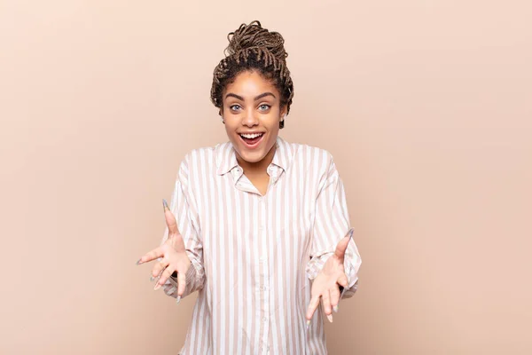 Joven Afro Mujer Sintiéndose Feliz Asombrado Afortunado Sorprendido Como Decir — Foto de Stock