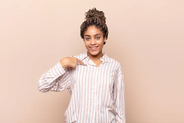 Mladá Afro Žena Která Vypadá Šťastně Pyšně Překvapeně Vesele Ukazuje — Stock fotografie