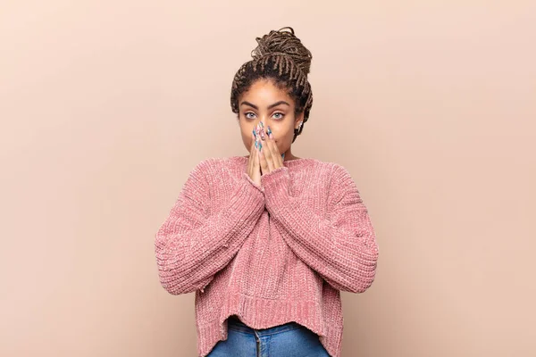 Jong Afro Vrouw Zoek Gelukkig Opgewonden Geschokt Met Een Onverwachte — Stockfoto