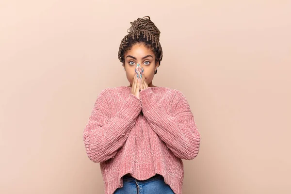 Ung Afro Kvinna Ser Obehagligt Chockad Rädd Eller Orolig Mun — Stockfoto