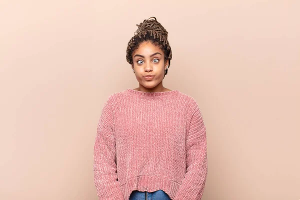 Junge Afro Frau Fühlt Sich Glücklich Positiv Und Erfolgreich Motiviert — Stockfoto