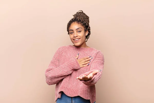 Jong Afro Vrouw Gevoel Liefde Zoek Schattig Schattig Gelukkig Lachend — Stockfoto