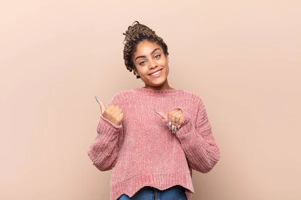 Jovem Afro Mulher Sentindo Chocado Feliz Surpreso Surpreso Olhando Para — Fotografia de Stock