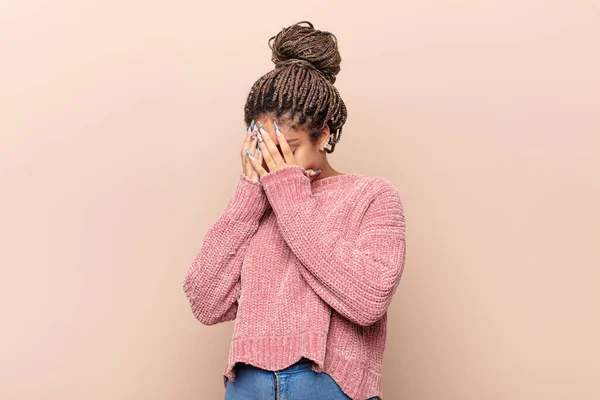 Jovem Afro Mulher Cobrindo Olhos Com Mãos Com Olhar Triste — Fotografia de Stock