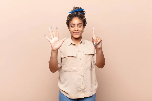 Giovane Afro Donna Sorridente Guardando Amichevole Mostrando Numero Sei Sei — Foto Stock