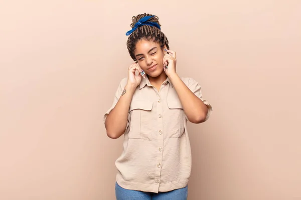 Jovem Afro Mulher Olhando Com Raiva Estressado Irritado Cobrindo Ambos — Fotografia de Stock