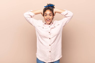 Genç afro kadın mutlu, kaygısız, arkadaş canlısı ve rahat görünüyor hayattan ve başarıdan keyif alıyor, pozitif bir tavırla