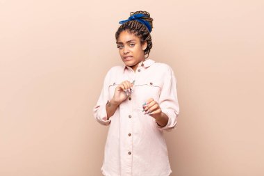 Genç afro kadın tiksinti ve mide bulantısı hissediyor. Pis kokan ya da pis kokan bir şeyden kaçıyor. İğrenç diyor.