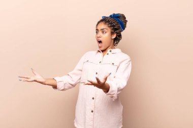 Genç afro kadın opera yapıyor ya da konserde şarkı söylüyor, romantik, sanatsal ve tutkulu hissediyor.