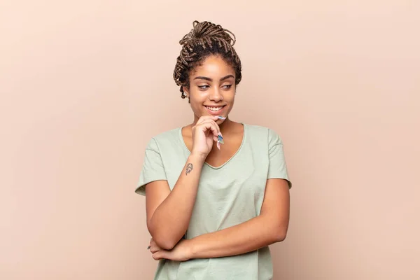 Jonge Afro Vrouw Glimlachend Met Een Gelukkige Zelfverzekerde Uitdrukking Met — Stockfoto