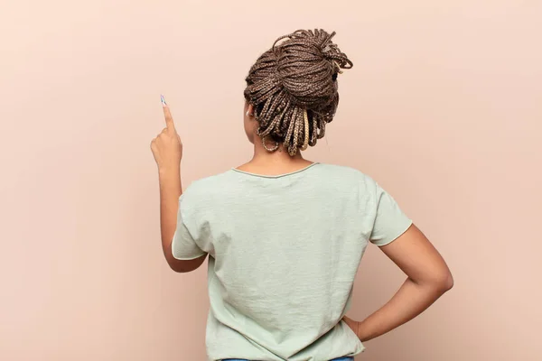 Jovem Afro Mulher Apontando Para Objeto Espaço Cópia Visão Traseira — Fotografia de Stock