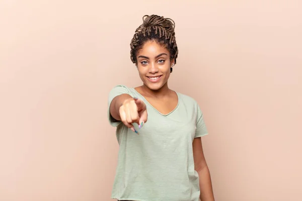 Jovem Afro Mulher Apontando Para Câmera Com Sorriso Satisfeito Confiante — Fotografia de Stock