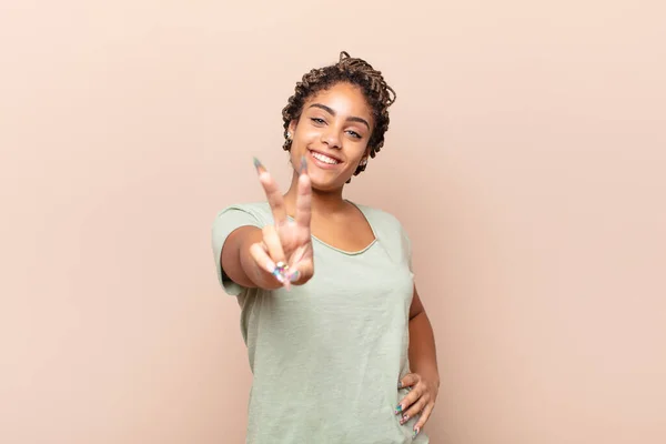 Νεαρή Αφρο Γυναίκα Χαμογελά Και Αναζητούν Ευτυχισμένη Ανέμελη Και Θετική — Φωτογραφία Αρχείου