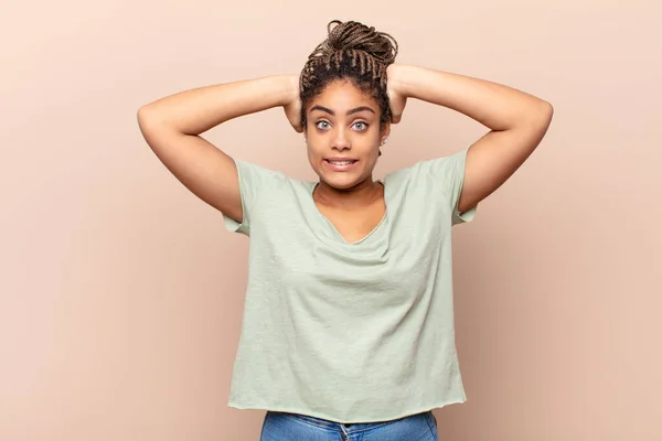 Jonge Afro Vrouw Zich Gestrest Bezorgd Angstig Bang Met Handen — Stockfoto