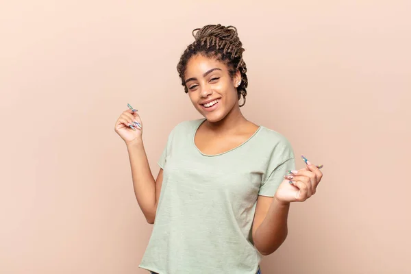 Jovem Afro Mulher Sorrindo Sentindo Despreocupado Relaxado Feliz Dançando Ouvindo — Fotografia de Stock