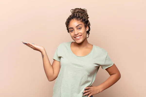 Genç Afro Kadın Gülümsüyor Kendinden Emin Başarılı Mutlu Hissediyor Fotokopi — Stok fotoğraf