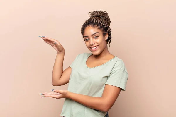 Jovem Afro Mulher Sorrindo Sentindo Feliz Positivo Satisfeito Segurando Mostrando — Fotografia de Stock