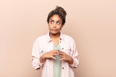 Genç afro kadın entrikalar ve komplolar kuruyor, sinsi hileler ve hileler düşünüyor, kurnazlık ve ihanet