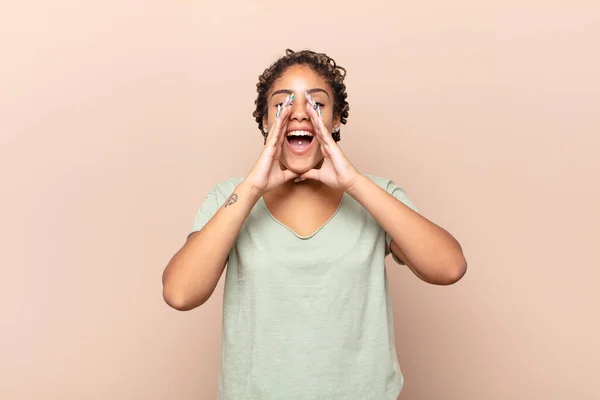 Joven Afro Mujer Sintiéndose Feliz Emocionado Positivo Dando Gran Grito — Foto de Stock