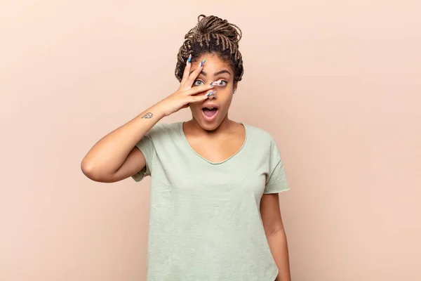 Jong Afro Vrouw Kijken Geschokt Bang Doodsbang Bedekken Gezicht Met — Stockfoto