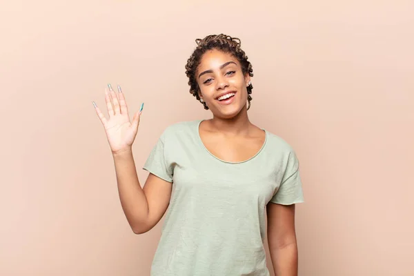 Νεαρή Αφρο Γυναίκα Χαμογελά Χαρούμενα Και Χαρούμενα Κουνώντας Χέρι Καλωσορίζοντας — Φωτογραφία Αρχείου