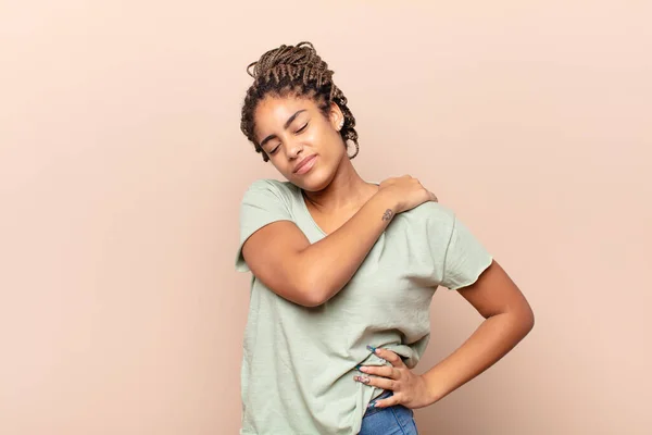 Mujer Afro Joven Sintiéndose Cansada Estresada Ansiosa Frustrada Deprimida Sufriendo — Foto de Stock