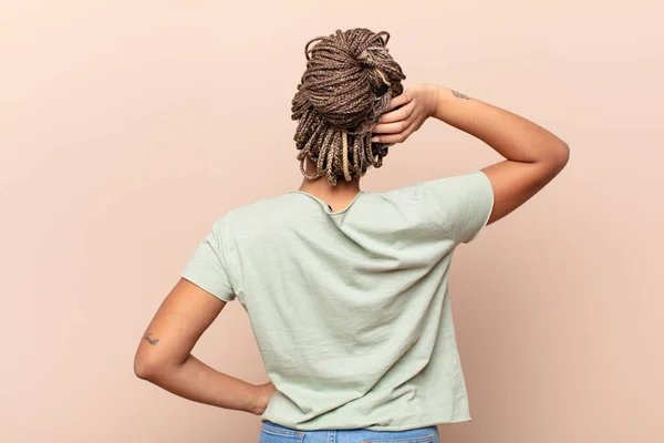Jovem Afro Mulher Pensar Duvidar Coçar Cabeça Sentindo Perplexo Confuso — Fotografia de Stock