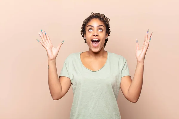 Jovem Afro Mulher Sentindo Feliz Surpreso Sortudo Surpreso Comemorando Vitória — Fotografia de Stock