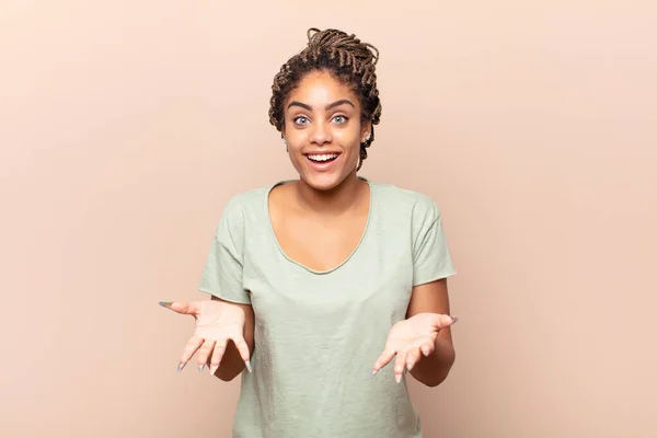 Joven Afro Mujer Sintiéndose Feliz Asombrado Afortunado Sorprendido Como Decir —  Fotos de Stock