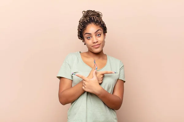 Jovem Afro Mulher Olhando Confuso Confuso Inseguro Apontando Direções Opostas — Fotografia de Stock