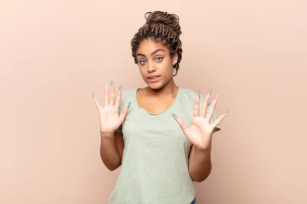 Jovem Afro Mulher Olhando Nervoso Ansioso Preocupado Dizendo Não Culpa — Fotografia de Stock