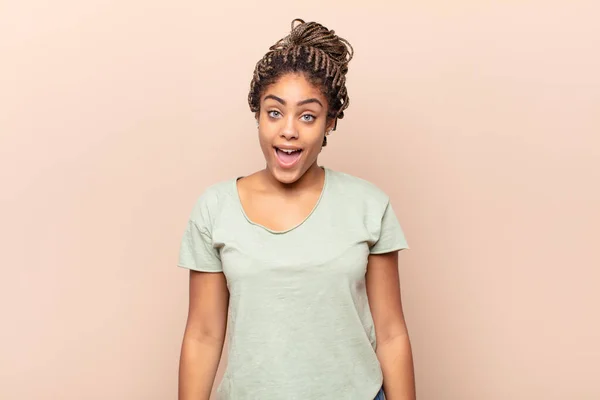 Jovem Afro Mulher Com Grande Amigável Sorriso Despreocupado Olhando Positivo — Fotografia de Stock