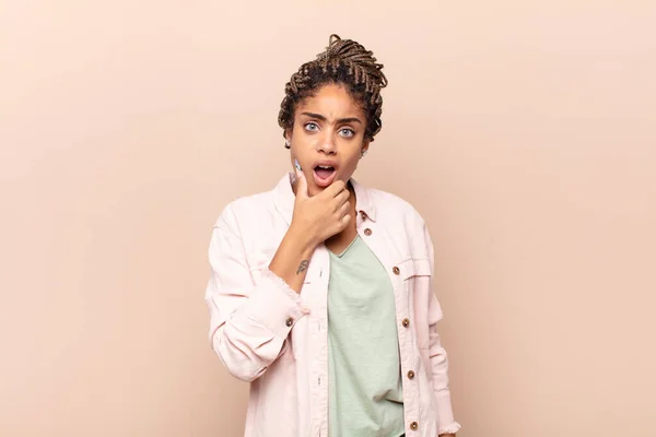 Mujer Afro Joven Con Boca Los Ojos Bien Abiertos Mano —  Fotos de Stock