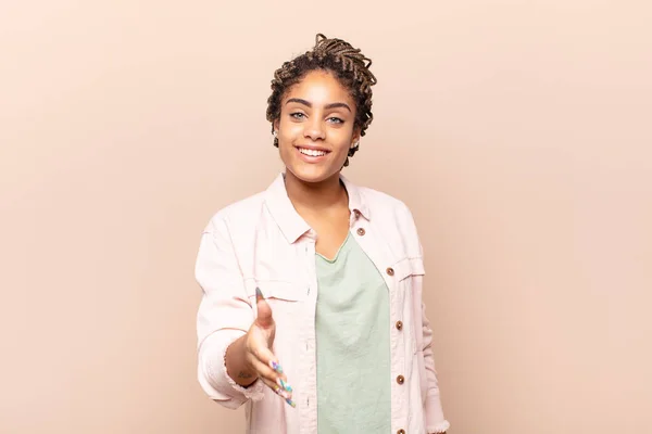 Jonge Afro Vrouw Glimlachend Zoek Gelukkig Zelfverzekerd Vriendelijk Het Aanbieden — Stockfoto