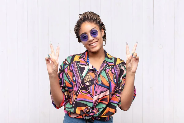 Jovem Afro Mulher Sorrindo Olhando Feliz Amigável Satisfeito Gesticulando Vitória — Fotografia de Stock