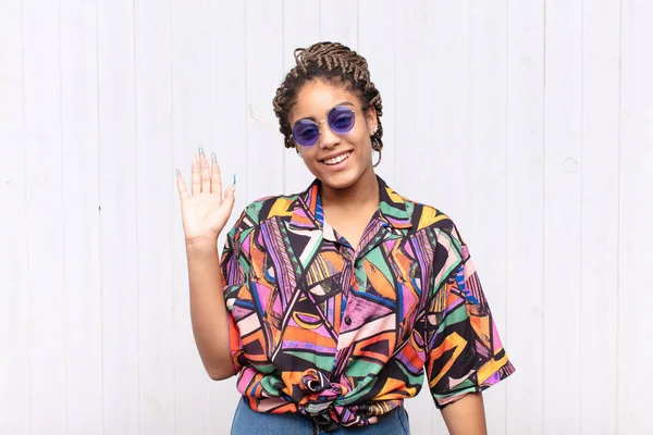 Jovem Afro Mulher Sorrindo Feliz Alegremente Acenando Mão Acolhendo Cumprimentando — Fotografia de Stock